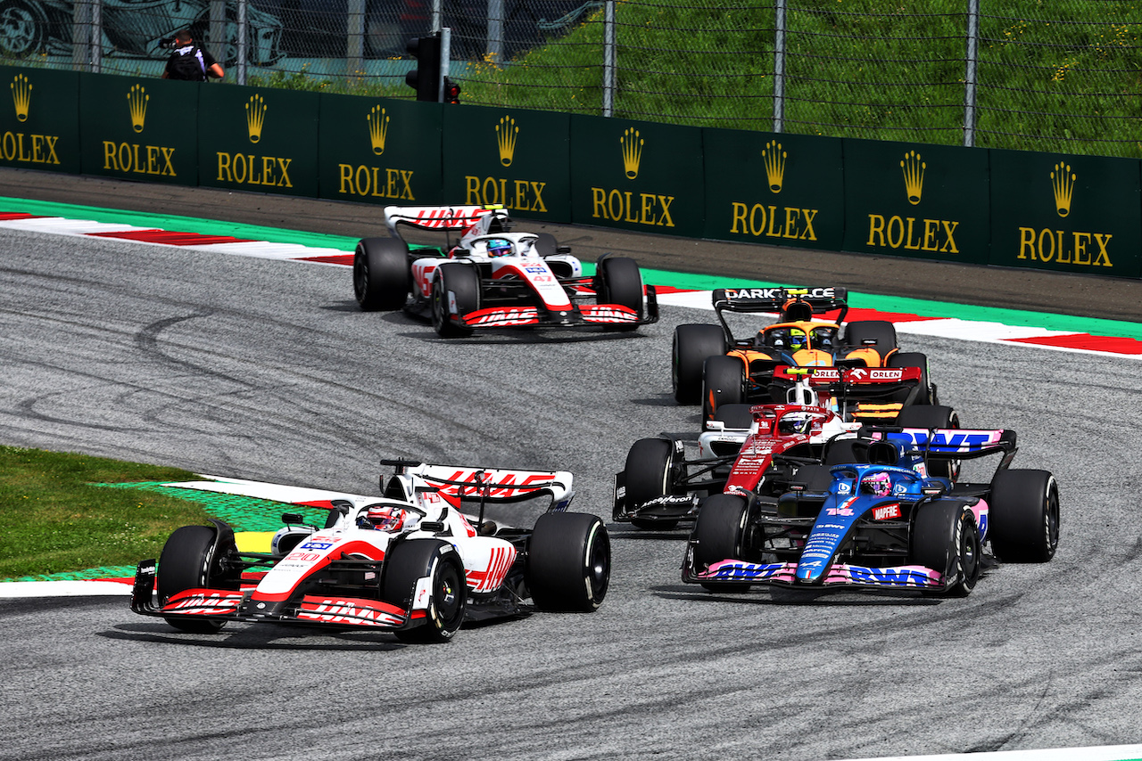 GP AUSTRIA, Kevin Magnussen (DEN) Haas VF-22; Fernando Alonso (ESP) Alpine F1 Team A522; e Guanyu Zhou (CHN) Alfa Romeo F1 Team C42, battle for position.
10.07.2022. Formula 1 World Championship, Rd 11, Austrian Grand Prix, Spielberg, Austria, Gara Day.
- www.xpbimages.com, EMail: requests@xpbimages.com © Copyright: Batchelor / XPB Images