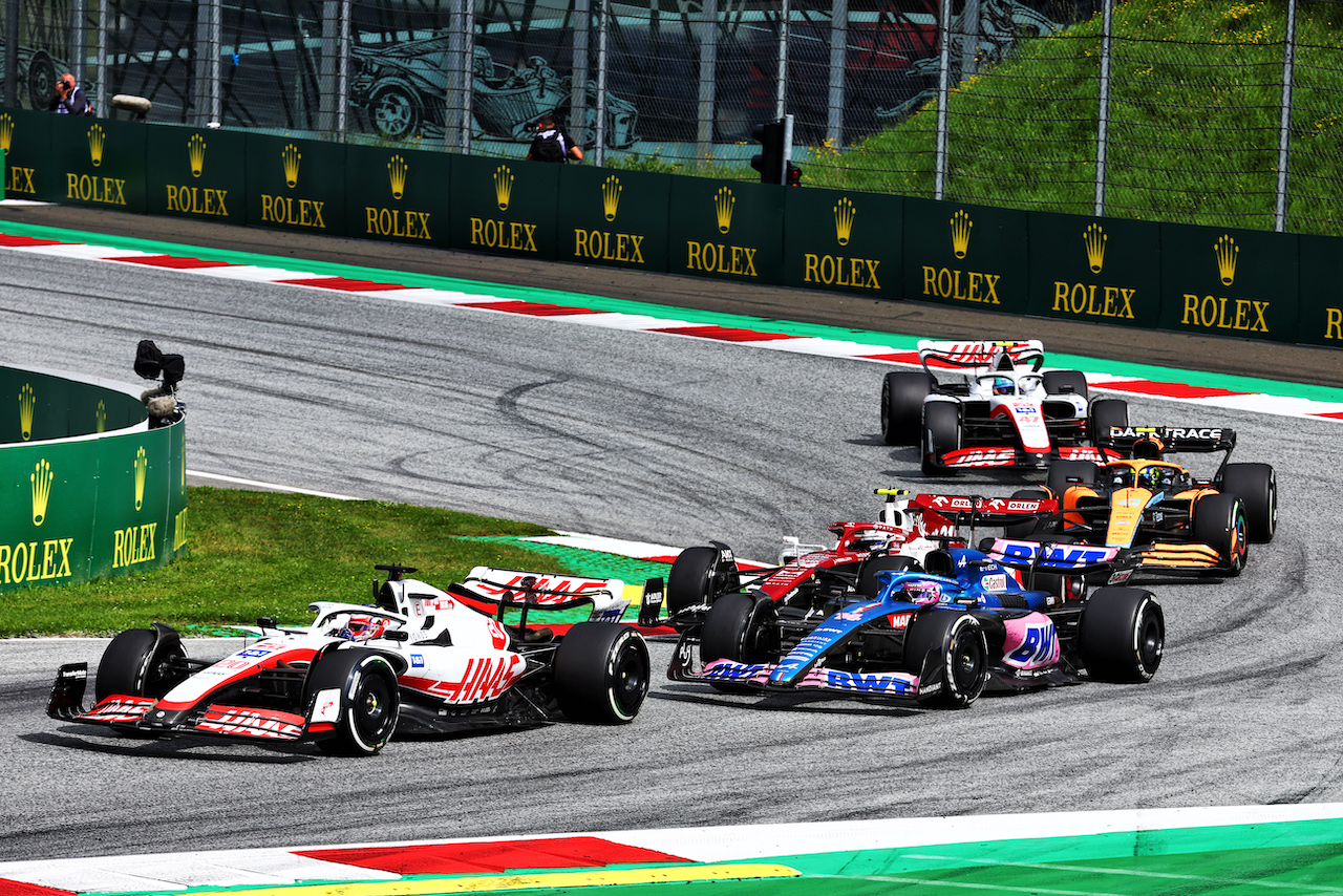 GP AUSTRIA, Kevin Magnussen (DEN) Haas VF-22; Fernando Alonso (ESP) Alpine F1 Team A522; e Guanyu Zhou (CHN) Alfa Romeo F1 Team C42, battle for position.
10.07.2022. Formula 1 World Championship, Rd 11, Austrian Grand Prix, Spielberg, Austria, Gara Day.
- www.xpbimages.com, EMail: requests@xpbimages.com © Copyright: Batchelor / XPB Images