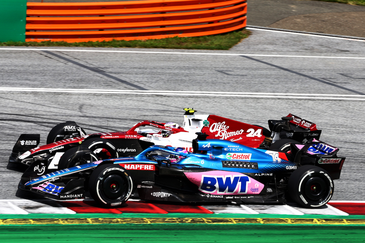 GP AUSTRIA, Fernando Alonso (ESP) Alpine F1 Team A522 e Guanyu Zhou (CHN) Alfa Romeo F1 Team C42 battle for position.
10.07.2022. Formula 1 World Championship, Rd 11, Austrian Grand Prix, Spielberg, Austria, Gara Day.
- www.xpbimages.com, EMail: requests@xpbimages.com © Copyright: Batchelor / XPB Images
