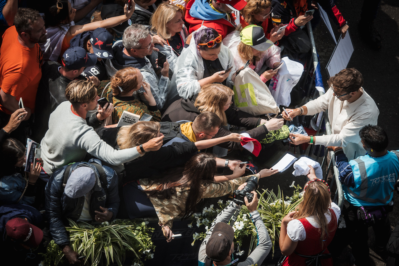 GP AUSTRIA, Pierre Gasly (FRA) AlphaTauri with fans.
10.07.2022. Formula 1 World Championship, Rd 11, Austrian Grand Prix, Spielberg, Austria, Gara Day.
- www.xpbimages.com, EMail: requests@xpbimages.com © Copyright: Bearne / XPB Images