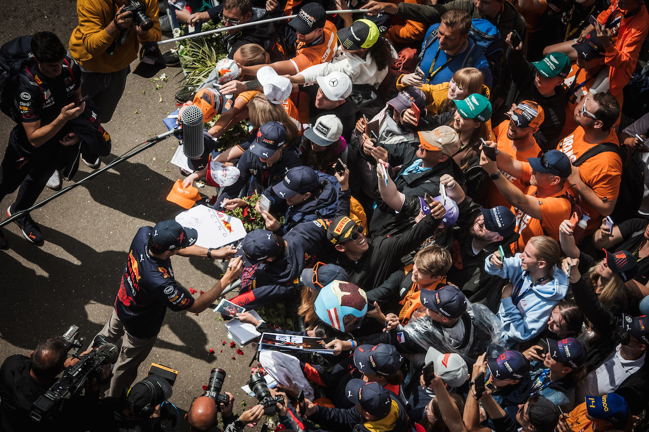 GP AUSTRIA, Sergio Perez (MEX) Red Bull Racing with fans.
10.07.2022. Formula 1 World Championship, Rd 11, Austrian Grand Prix, Spielberg, Austria, Gara Day.
- www.xpbimages.com, EMail: requests@xpbimages.com © Copyright: Bearne / XPB Images