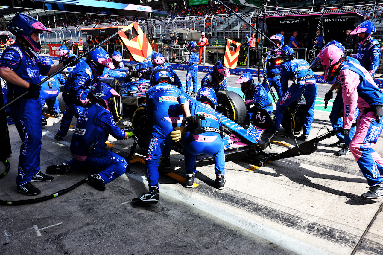 GP AUSTRIA, Esteban Ocon (FRA) Alpine F1 Team A522 makes a pit stop.
10.07.2022. Formula 1 World Championship, Rd 11, Austrian Grand Prix, Spielberg, Austria, Gara Day.
- www.xpbimages.com, EMail: requests@xpbimages.com © Copyright: Charniaux / XPB Images