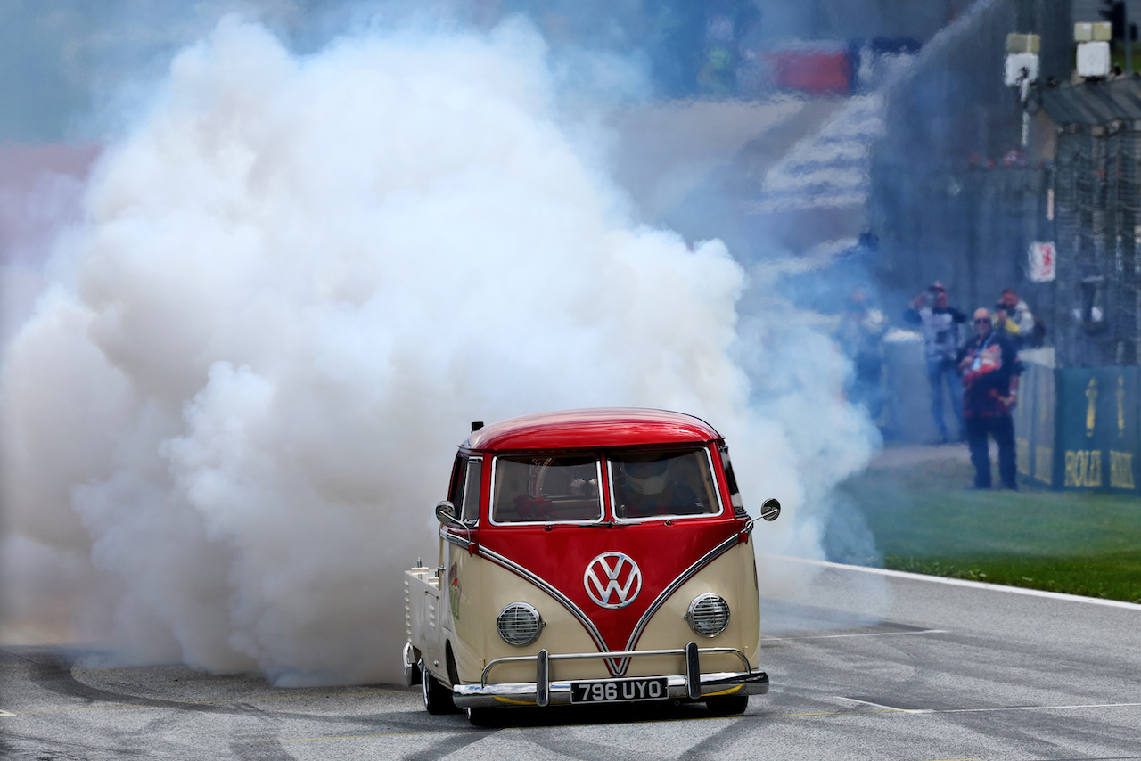 GP AUSTRIA, The Oklahoma Willy jet-powered VW Camper Van.
10.07.2022. Formula 1 World Championship, Rd 11, Austrian Grand Prix, Spielberg, Austria, Gara Day.
- www.xpbimages.com, EMail: requests@xpbimages.com © Copyright: Batchelor / XPB Images