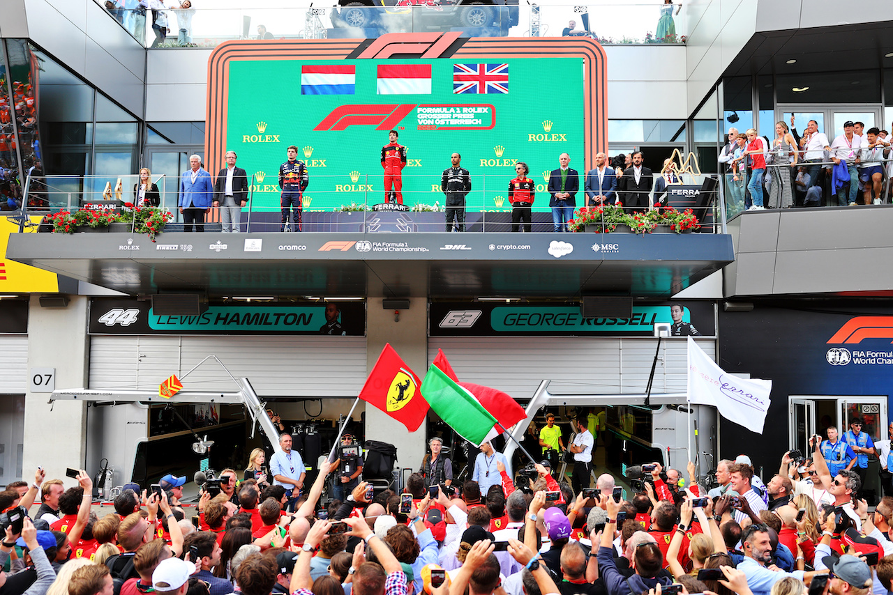 GP AUSTRIA, The podium (L to R): Max Verstappen (NLD) Red Bull Racing, second; Charles Leclerc (MON) Ferrari, vincitore; Lewis Hamilton (GBR) Mercedes AMG F1, third; Laurent Mekies (FRA) Ferrari Sporting Director.
10.07.2022. Formula 1 World Championship, Rd 11, Austrian Grand Prix, Spielberg, Austria, Gara Day.
- www.xpbimages.com, EMail: requests@xpbimages.com © Copyright: Batchelor / XPB Images