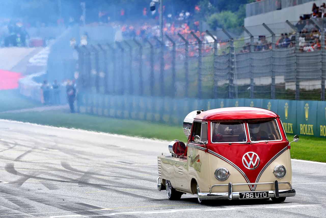 GP AUSTRIA, The Oklahoma Willy jet-powered VW Camper Van.
10.07.2022. Formula 1 World Championship, Rd 11, Austrian Grand Prix, Spielberg, Austria, Gara Day.
- www.xpbimages.com, EMail: requests@xpbimages.com © Copyright: Batchelor / XPB Images