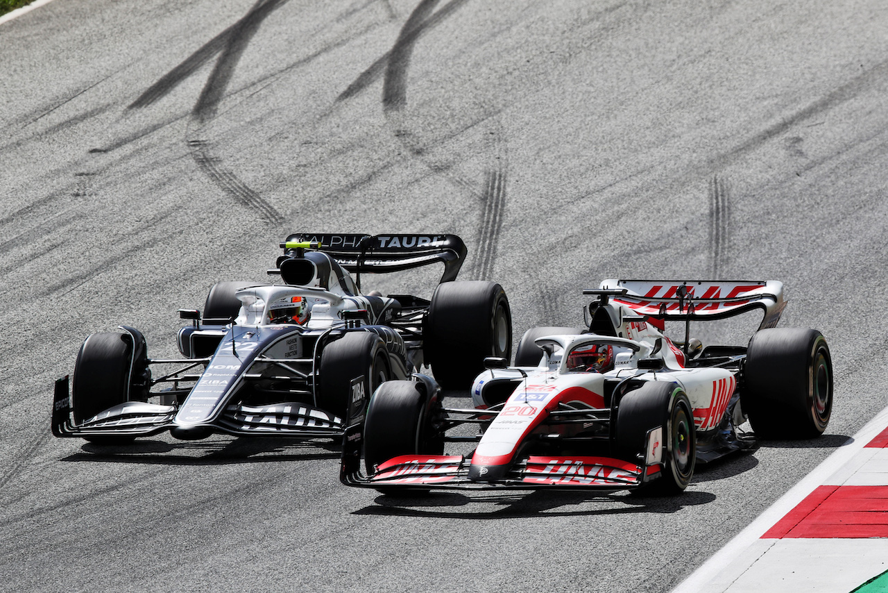 GP AUSTRIA, Yuki Tsunoda (JPN) AlphaTauri AT03 e Kevin Magnussen (DEN) Haas VF-22 battle for position.
10.07.2022. Formula 1 World Championship, Rd 11, Austrian Grand Prix, Spielberg, Austria, Gara Day.
 - www.xpbimages.com, EMail: requests@xpbimages.com © Copyright: Coates / XPB Images