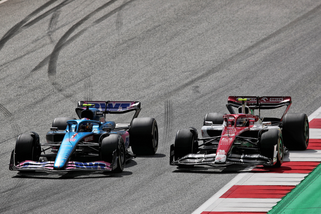 GP AUSTRIA, Esteban Ocon (FRA) Alpine F1 Team A522 e Guanyu Zhou (CHN) Alfa Romeo F1 Team C42 battle for position.
10.07.2022. Formula 1 World Championship, Rd 11, Austrian Grand Prix, Spielberg, Austria, Gara Day.
 - www.xpbimages.com, EMail: requests@xpbimages.com © Copyright: Coates / XPB Images