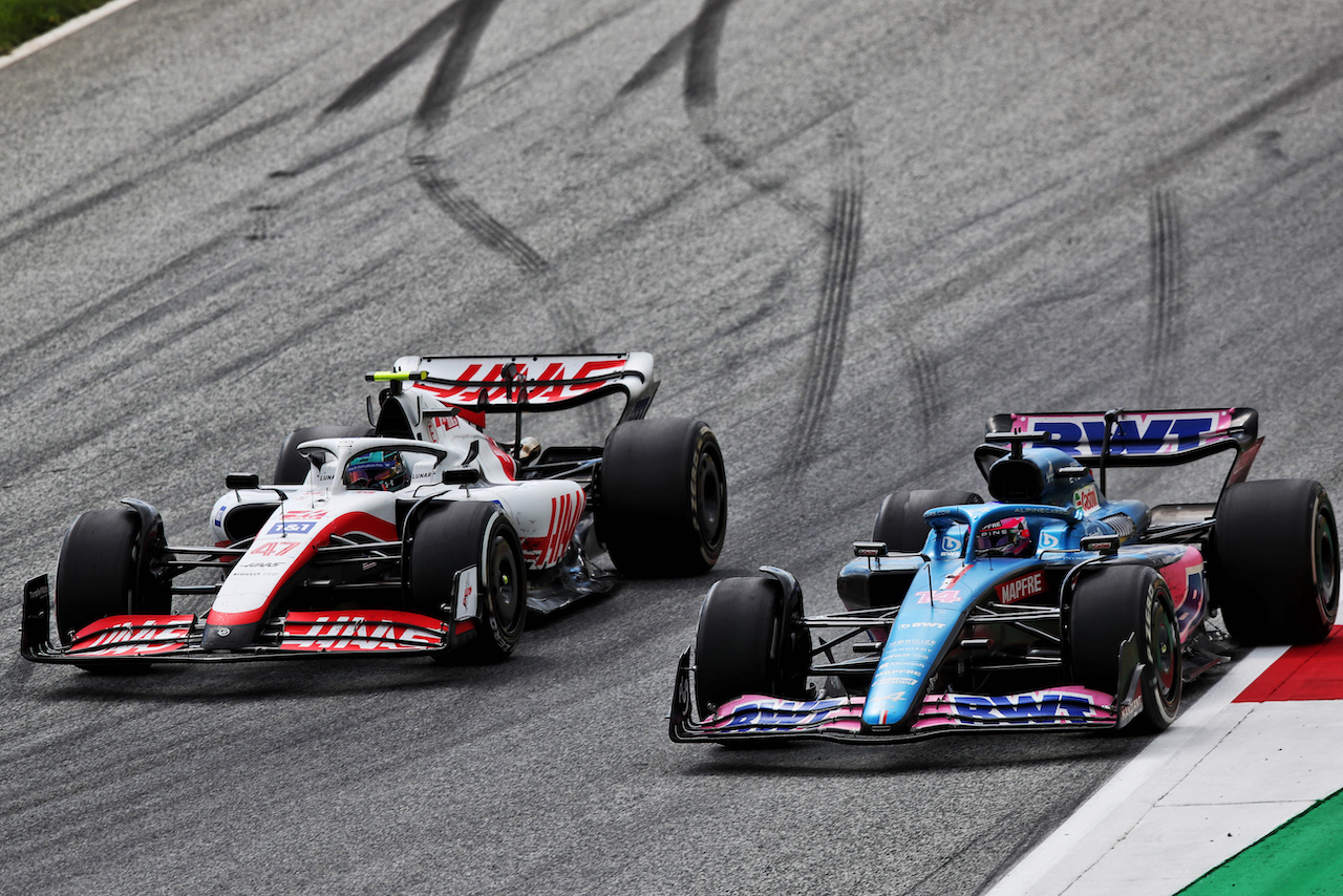 GP AUSTRIA, Mick Schumacher (GER) Haas VF-22 e Fernando Alonso (ESP) Alpine F1 Team A522 battle for position.
10.07.2022. Formula 1 World Championship, Rd 11, Austrian Grand Prix, Spielberg, Austria, Gara Day.
 - www.xpbimages.com, EMail: requests@xpbimages.com © Copyright: Coates / XPB Images