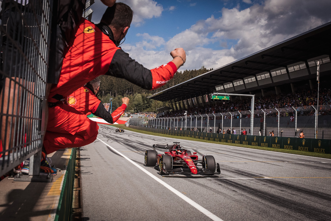 GP AUSTRIA, Ferrari team celebrates as vincitore Charles Leclerc (MON) Ferrari F1-75 passes at the end of the race.
10.07.2022. Formula 1 World Championship, Rd 11, Austrian Grand Prix, Spielberg, Austria, Gara Day.
- www.xpbimages.com, EMail: requests@xpbimages.com © Copyright: Bearne / XPB Images
