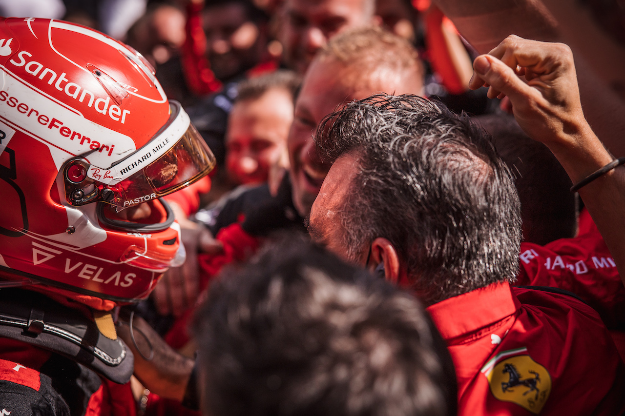 GP AUSTRIA, Gara winner Charles Leclerc (MON) Ferrari celebrates with the team in parc ferme.
10.07.2022. Formula 1 World Championship, Rd 11, Austrian Grand Prix, Spielberg, Austria, Gara Day.
- www.xpbimages.com, EMail: requests@xpbimages.com © Copyright: Bearne / XPB Images