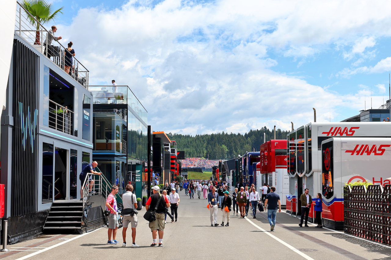 GP AUSTRIA, Paddock Atmosfera.
10.07.2022. Formula 1 World Championship, Rd 11, Austrian Grand Prix, Spielberg, Austria, Gara Day.
- www.xpbimages.com, EMail: requests@xpbimages.com © Copyright: Batchelor / XPB Images