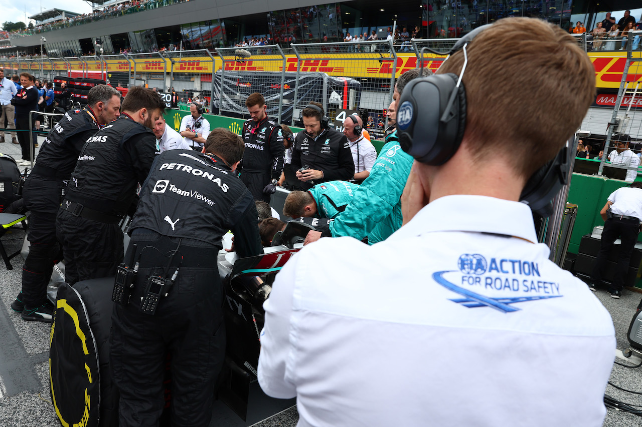 GP AUSTRIA, FIA watching Lewis Hamilton (GBR) Mercedes AMG F1 W13 
10.07.2022. Formula 1 World Championship, Rd 11, Austrian Grand Prix, Spielberg, Austria, Gara Day.
- www.xpbimages.com, EMail: requests@xpbimages.com ¬© Copyright: Batchelor / XPB Images