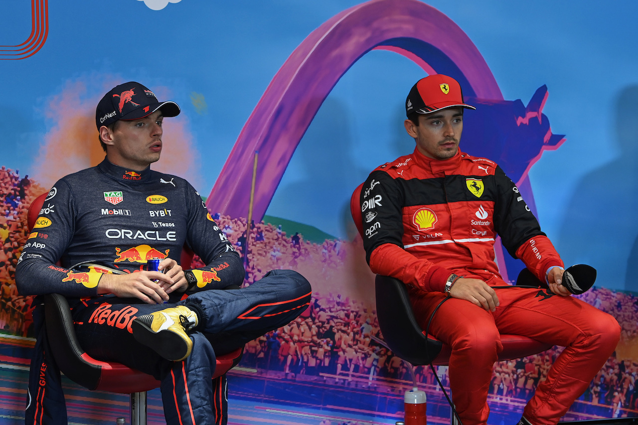 GP AUSTRIA, (L to R): Max Verstappen (NLD) Red Bull Racing e Charles Leclerc (MON) Ferrari in the post race FIA Press Conference.
10.07.2022. Formula 1 World Championship, Rd 11, Austrian Grand Prix, Spielberg, Austria, Gara Day.
- www.xpbimages.com, EMail: requests@xpbimages.com © Copyright: XPB Images