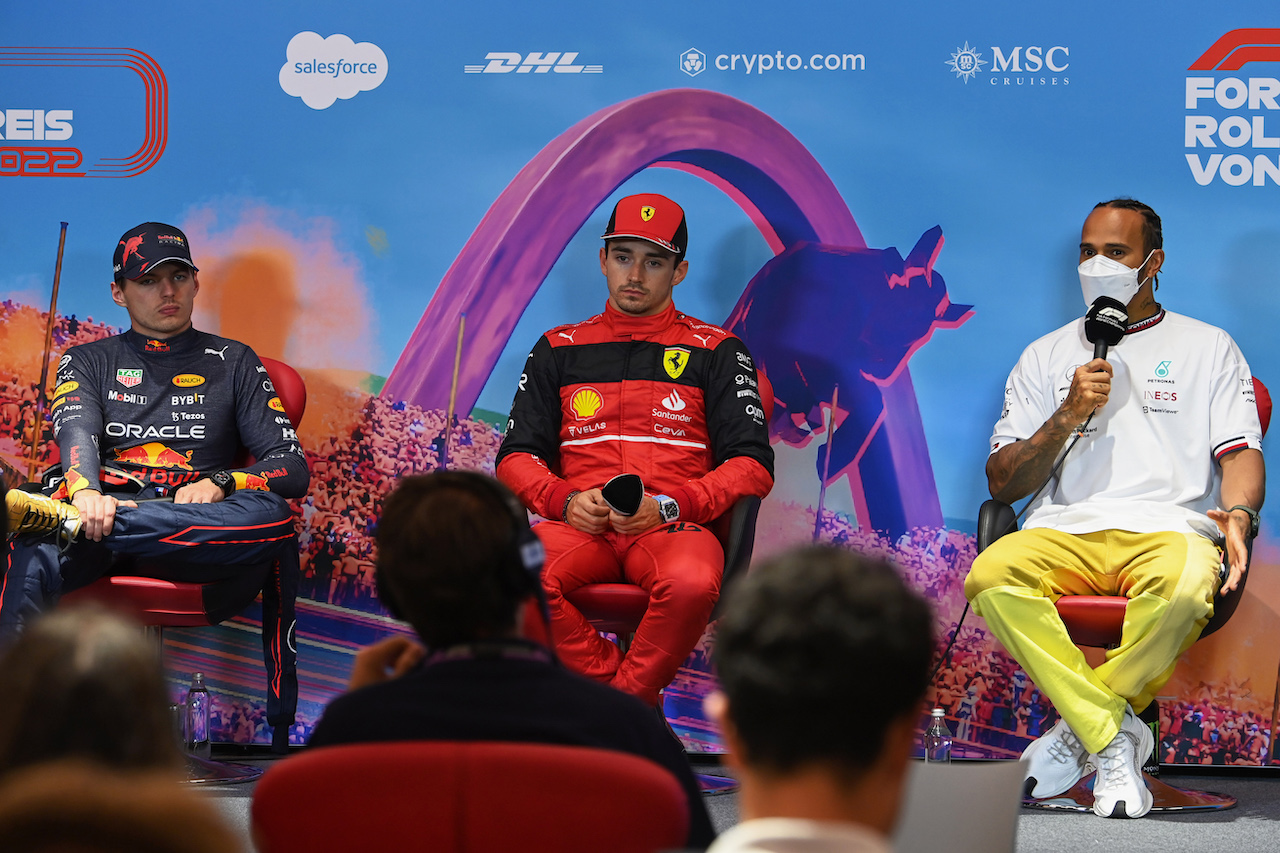 GP AUSTRIA, (L to R): Max Verstappen (NLD) Red Bull Racing; Charles Leclerc (MON) Ferrari; e Lewis Hamilton (GBR) Mercedes AMG F1, in the post race FIA Press Conference.
10.07.2022. Formula 1 World Championship, Rd 11, Austrian Grand Prix, Spielberg, Austria, Gara Day.
- www.xpbimages.com, EMail: requests@xpbimages.com © Copyright: XPB Images