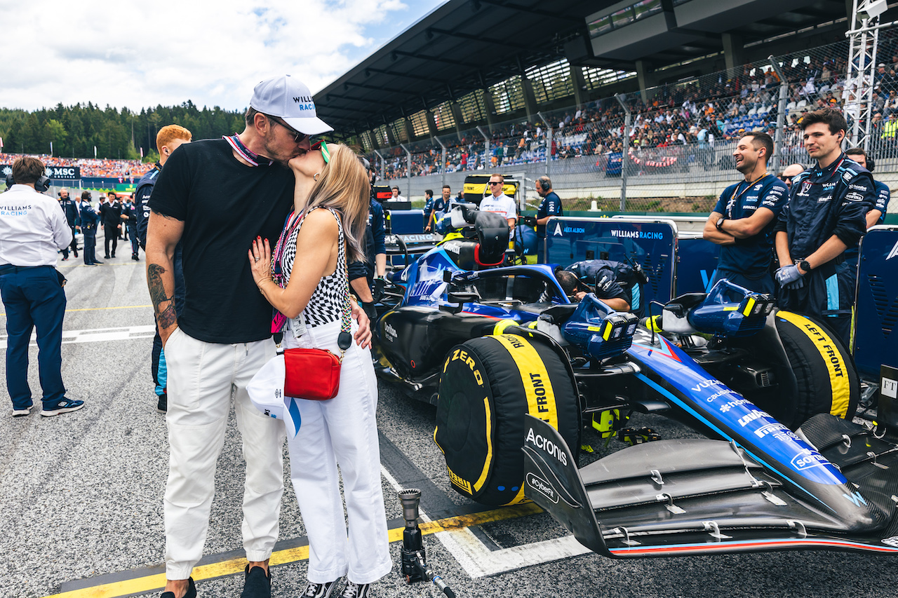 GP AUSTRIA, (L to R): Dax Shepard (USA) Actor with sua moglie Kristen Bell (USA) Actor, guests of Williams Racing.
10.07.2022. Formula 1 World Championship, Rd 11, Austrian Grand Prix, Spielberg, Austria, Gara Day.
- www.xpbimages.com, EMail: requests@xpbimages.com © Copyright: Bearne / XPB Images