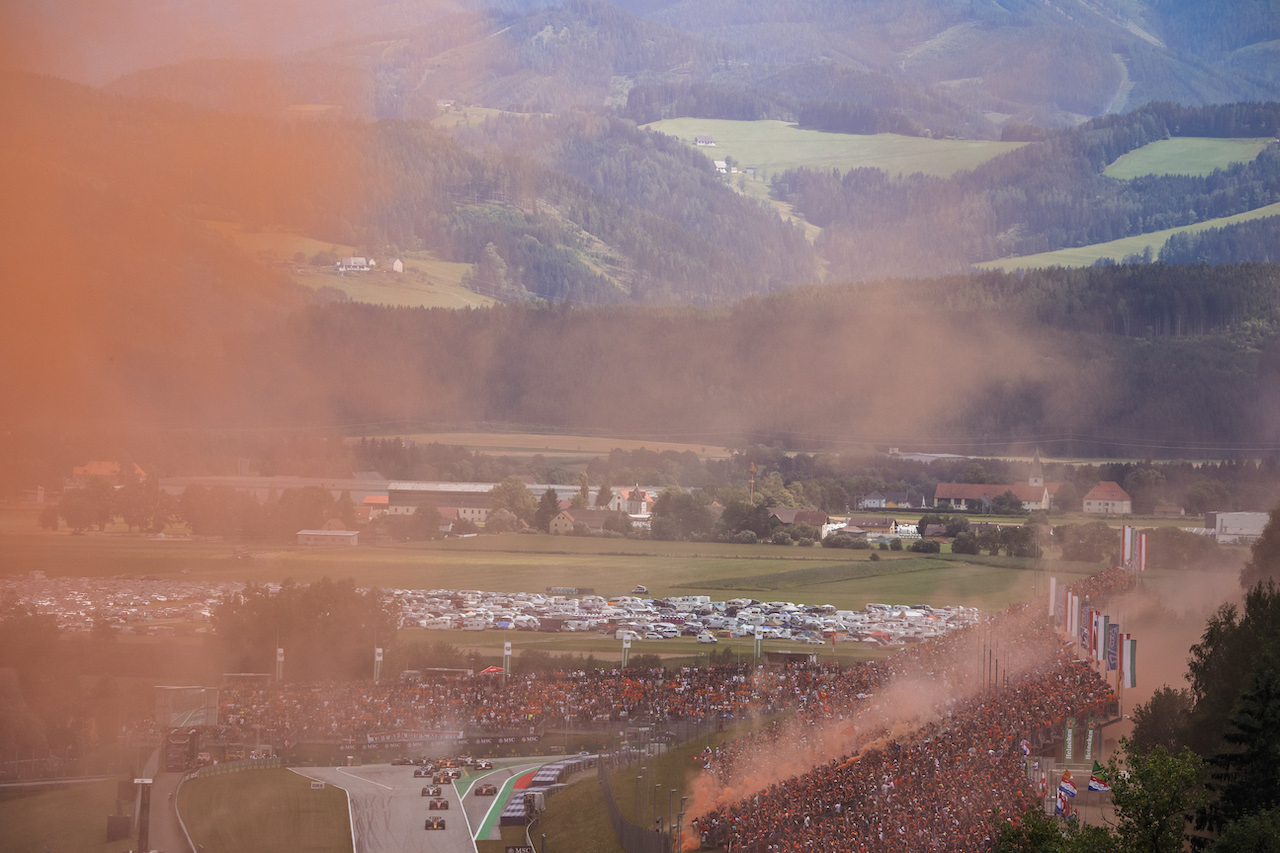GP AUSTRIA, Max Verstappen (NLD) Red Bull Racing RB18 davanti a at the partenza of the race.
10.07.2022. Formula 1 World Championship, Rd 11, Austrian Grand Prix, Spielberg, Austria, Gara Day.
- www.xpbimages.com, EMail: requests@xpbimages.com © Copyright: Bearne / XPB Images