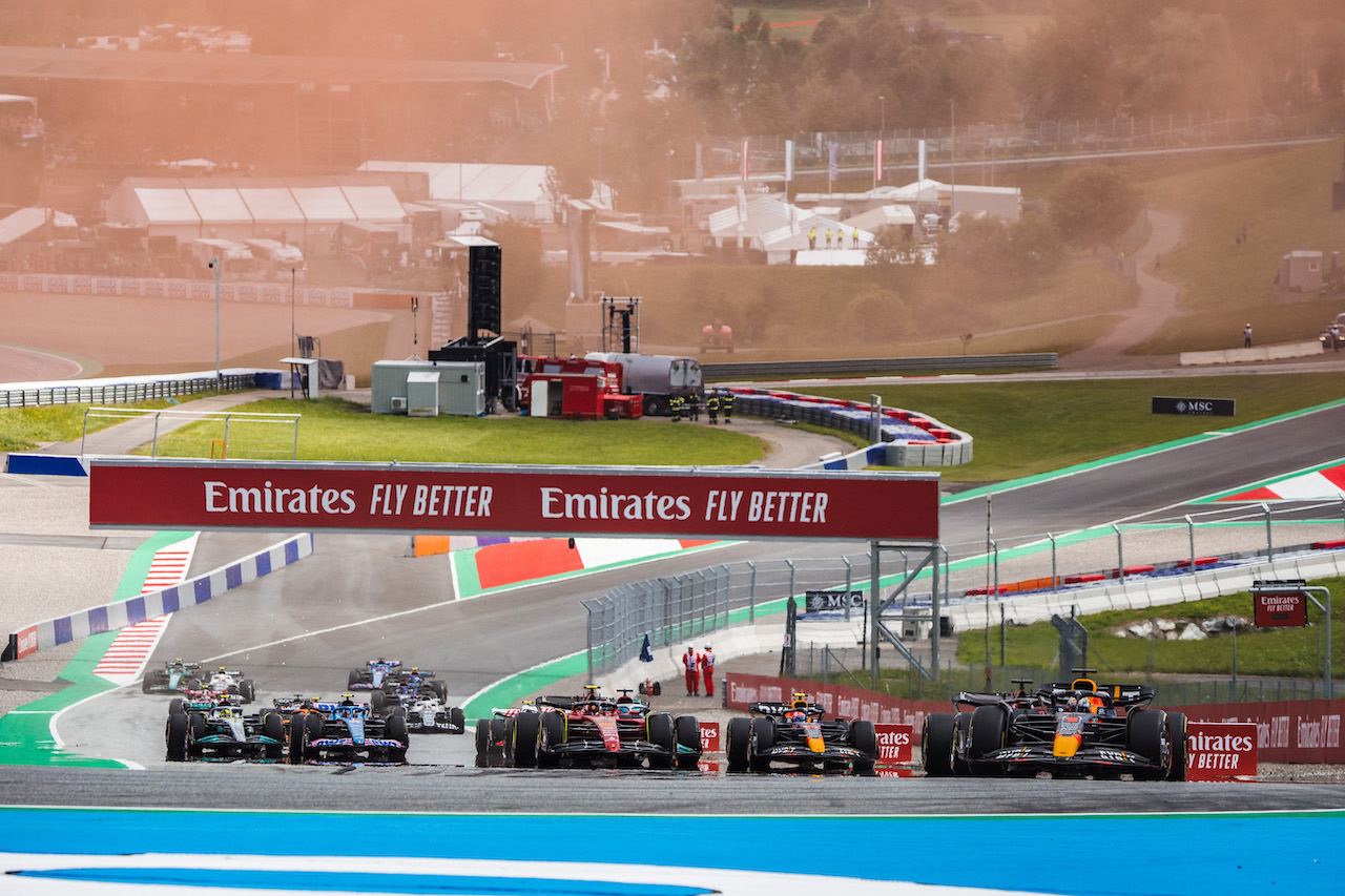 GP AUSTRIA, Max Verstappen (NLD) Red Bull Racing RB18 davanti a at the partenza of the race.
10.07.2022. Formula 1 World Championship, Rd 11, Austrian Grand Prix, Spielberg, Austria, Gara Day.
- www.xpbimages.com, EMail: requests@xpbimages.com © Copyright: Bearne / XPB Images