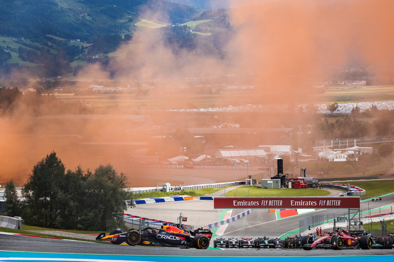 GP AUSTRIA, Max Verstappen (NLD) Red Bull Racing RB18 davanti a at the partenza of the race.
10.07.2022. Formula 1 World Championship, Rd 11, Austrian Grand Prix, Spielberg, Austria, Gara Day.
- www.xpbimages.com, EMail: requests@xpbimages.com © Copyright: Bearne / XPB Images