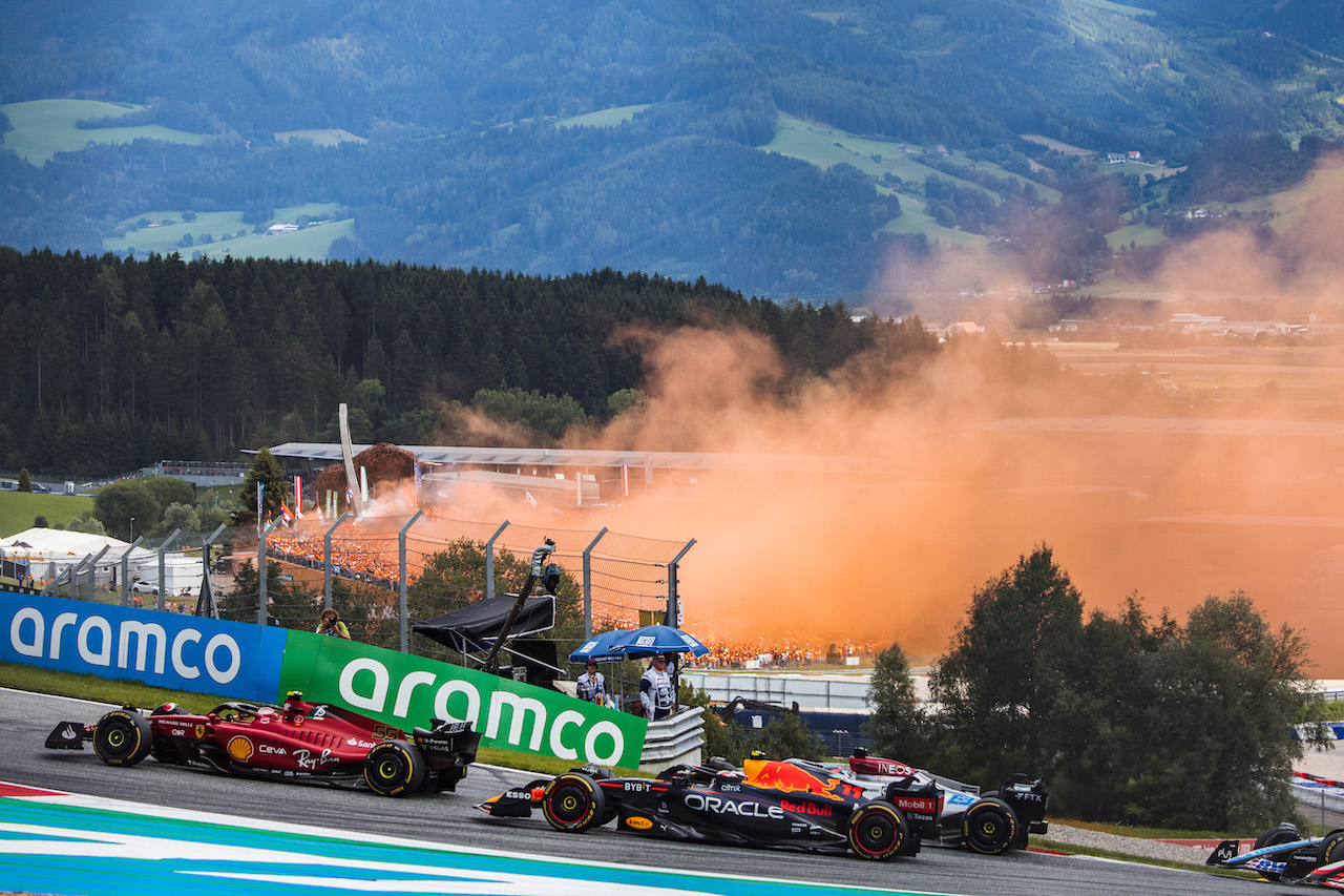 GP AUSTRIA, Carlos Sainz Jr (ESP) Ferrari F1-75 e Sergio Perez (MEX) Red Bull Racing RB18 at the partenza of the race.
10.07.2022. Formula 1 World Championship, Rd 11, Austrian Grand Prix, Spielberg, Austria, Gara Day.
- www.xpbimages.com, EMail: requests@xpbimages.com © Copyright: Bearne / XPB Images