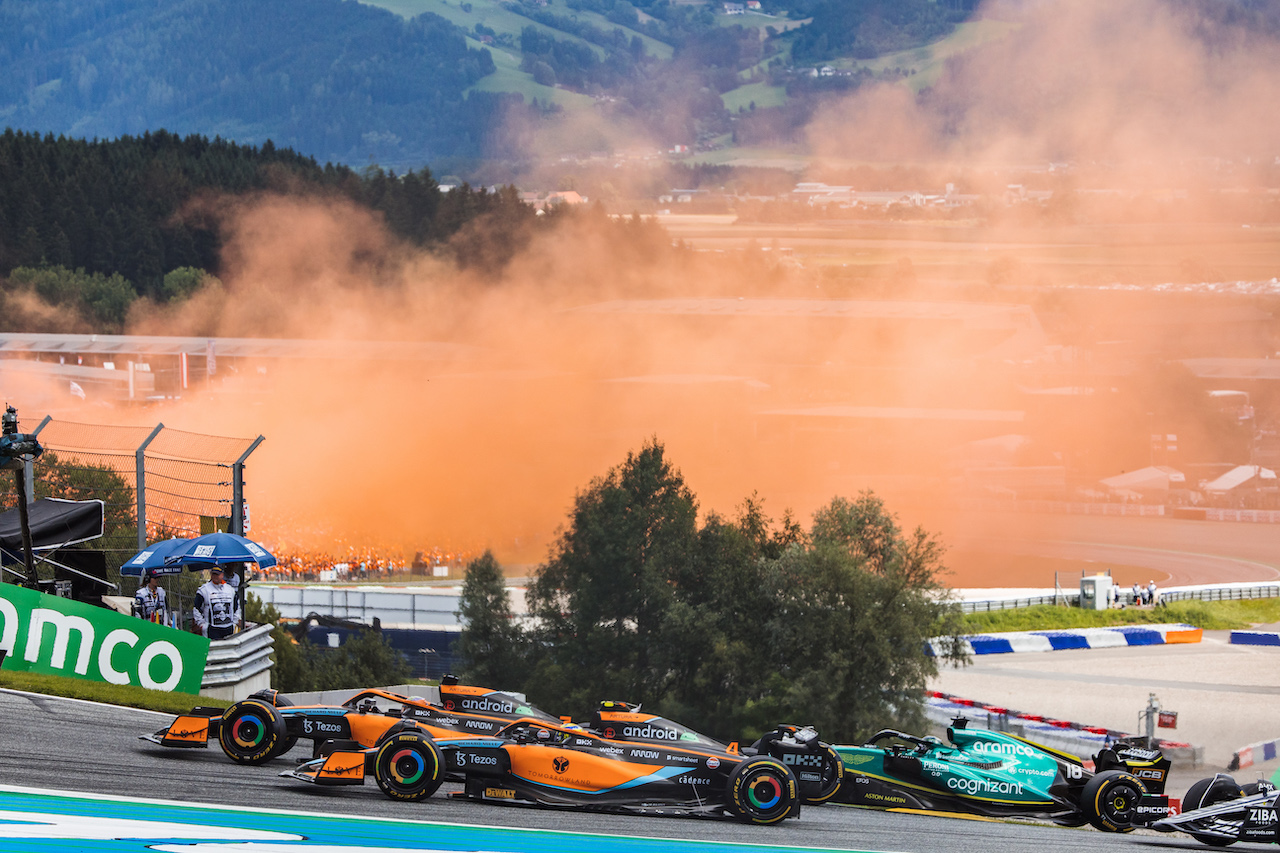 GP AUSTRIA, Lando Norris (GBR) McLaren MCL36 e Daniel Ricciardo (AUS) McLaren MCL36 at the partenza of the race.
10.07.2022. Formula 1 World Championship, Rd 11, Austrian Grand Prix, Spielberg, Austria, Gara Day.
- www.xpbimages.com, EMail: requests@xpbimages.com © Copyright: Bearne / XPB Images