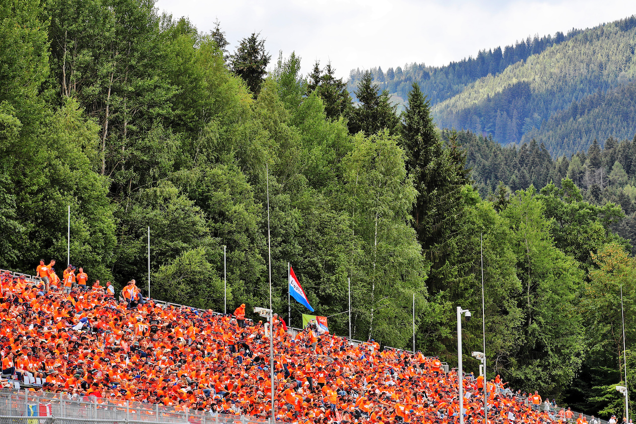 GP AUSTRIA, Circuit Atmosfera - fans in the grandstands.
10.07.2022. Formula 1 World Championship, Rd 11, Austrian Grand Prix, Spielberg, Austria, Gara Day.
 - www.xpbimages.com, EMail: requests@xpbimages.com © Copyright: Coates / XPB Images