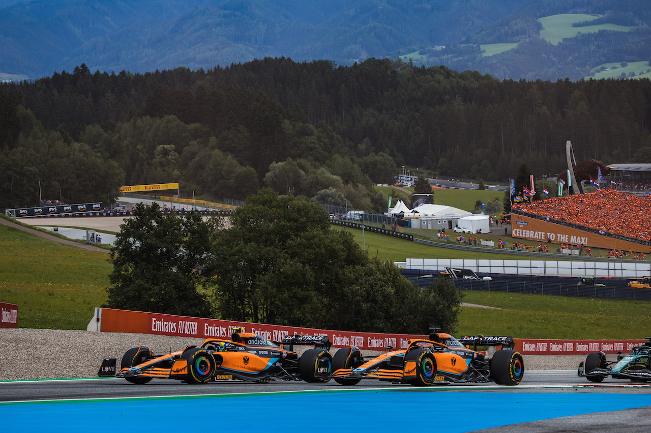 GP AUSTRIA, Lando Norris (GBR) McLaren MCL36 e Daniel Ricciardo (AUS) McLaren MCL36 battle for position.
10.07.2022. Formula 1 World Championship, Rd 11, Austrian Grand Prix, Spielberg, Austria, Gara Day.
- www.xpbimages.com, EMail: requests@xpbimages.com © Copyright: Bearne / XPB Images