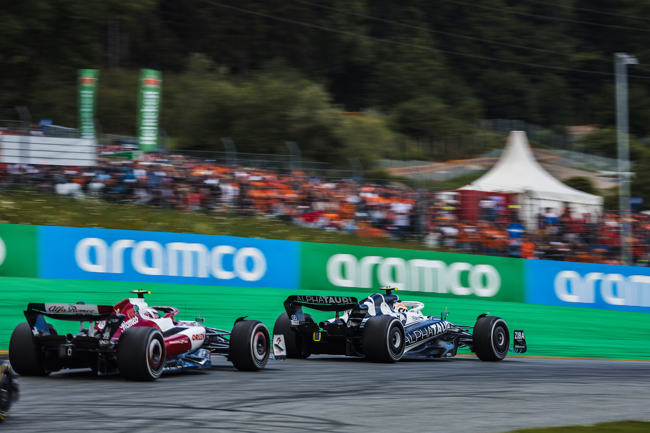 GP AUSTRIA, Yuki Tsunoda (JPN) AlphaTauri AT03 davanti a Guanyu Zhou (CHN) Alfa Romeo F1 Team C42.
10.07.2022. Formula 1 World Championship, Rd 11, Austrian Grand Prix, Spielberg, Austria, Gara Day.
- www.xpbimages.com, EMail: requests@xpbimages.com © Copyright: Bearne / XPB Images