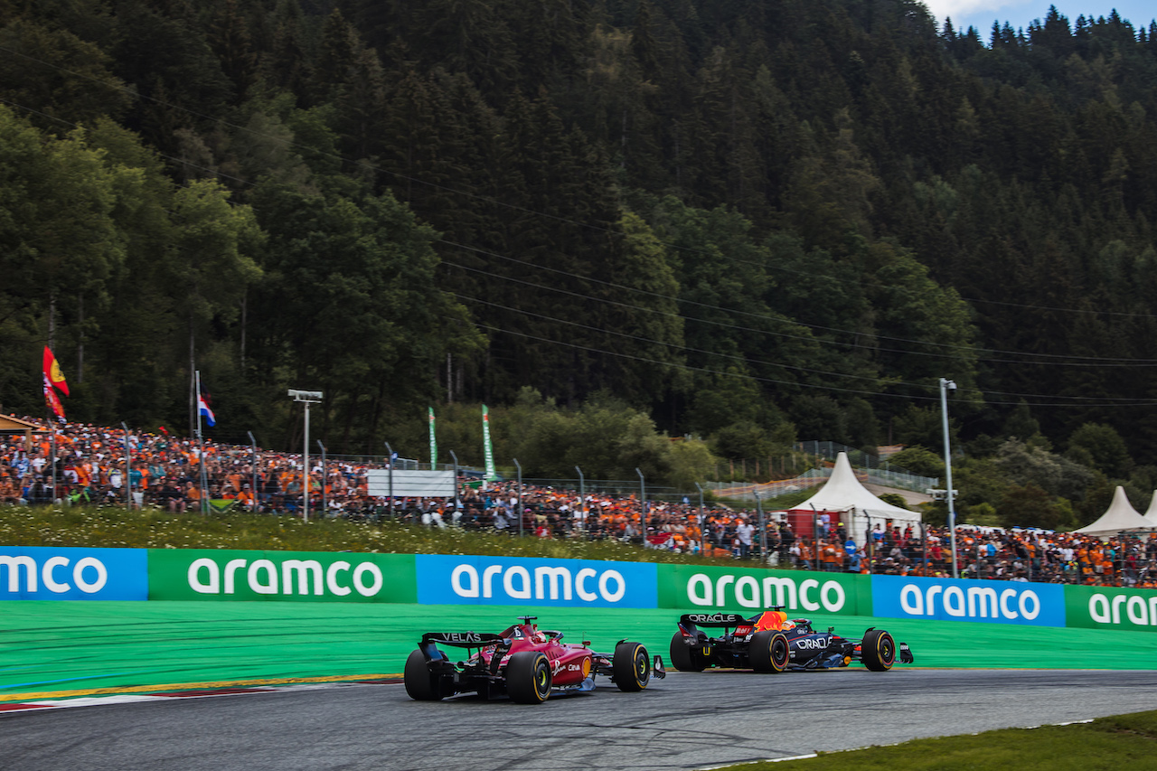 GP AUSTRIA, Max Verstappen (NLD) Red Bull Racing RB18 davanti a Charles Leclerc (MON) Ferrari F1-75.
10.07.2022. Formula 1 World Championship, Rd 11, Austrian Grand Prix, Spielberg, Austria, Gara Day.
- www.xpbimages.com, EMail: requests@xpbimages.com © Copyright: Bearne / XPB Images