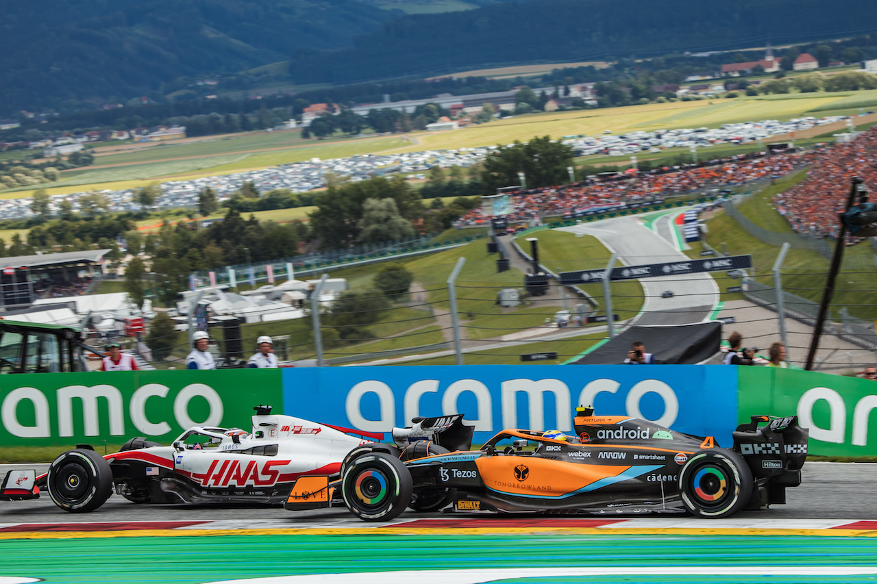 GP AUSTRIA, Kevin Magnussen (DEN) Haas VF-22 davanti a Lando Norris (GBR) McLaren MCL36.
10.07.2022. Formula 1 World Championship, Rd 11, Austrian Grand Prix, Spielberg, Austria, Gara Day.
- www.xpbimages.com, EMail: requests@xpbimages.com © Copyright: Bearne / XPB Images