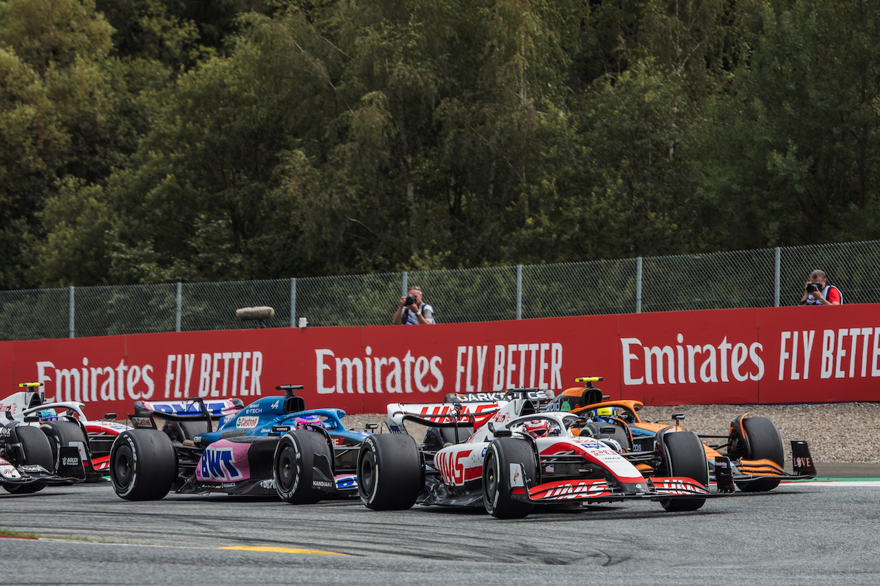 GP AUSTRIA, Kevin Magnussen (DEN) Haas VF-22 battle for position with Fernando Alonso (ESP) Alpine F1 Team A522 e Lando Norris (GBR) McLaren MCL36.
10.07.2022. Formula 1 World Championship, Rd 11, Austrian Grand Prix, Spielberg, Austria, Gara Day.
- www.xpbimages.com, EMail: requests@xpbimages.com © Copyright: Bearne / XPB Images