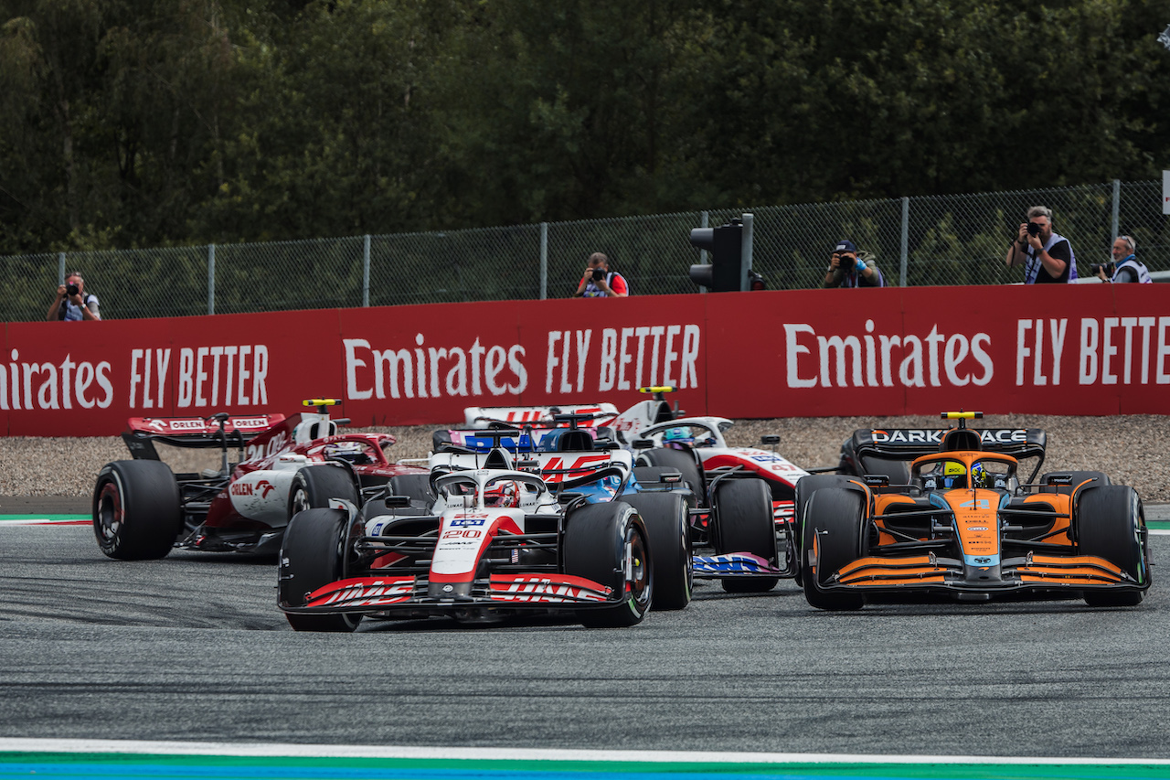 GP AUSTRIA, Kevin Magnussen (DEN) Haas VF-22 battle for position with Fernando Alonso (ESP) Alpine F1 Team A522 e Lando Norris (GBR) McLaren MCL36.
10.07.2022. Formula 1 World Championship, Rd 11, Austrian Grand Prix, Spielberg, Austria, Gara Day.
- www.xpbimages.com, EMail: requests@xpbimages.com © Copyright: Bearne / XPB Images