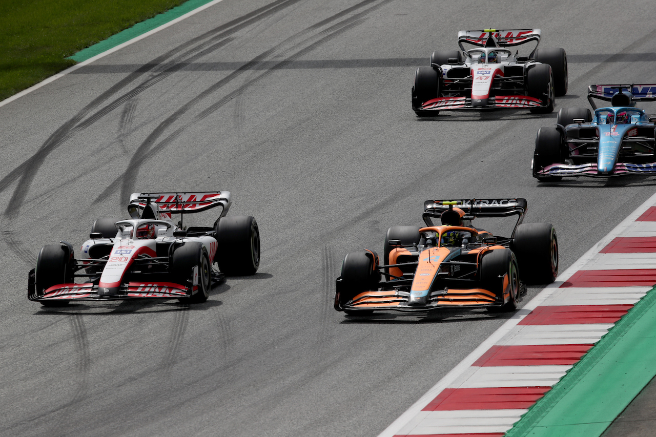 GP AUSTRIA, Kevin Magnussen (DEN) Haas VF-22 e Lando Norris (GBR) McLaren MCL36 battle for position.
10.07.2022. Formula 1 World Championship, Rd 11, Austrian Grand Prix, Spielberg, Austria, Gara Day.
 - www.xpbimages.com, EMail: requests@xpbimages.com © Copyright: Coates / XPB Images