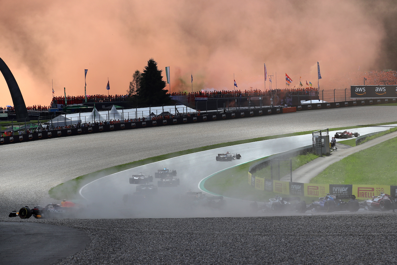 GP AUSTRIA, Sergio Perez (MEX) Red Bull Racing RB18 runs off the circuit at the partenza of the race.
10.07.2022. Formula 1 World Championship, Rd 11, Austrian Grand Prix, Spielberg, Austria, Gara Day.
 - www.xpbimages.com, EMail: requests@xpbimages.com © Copyright: Coates / XPB Images