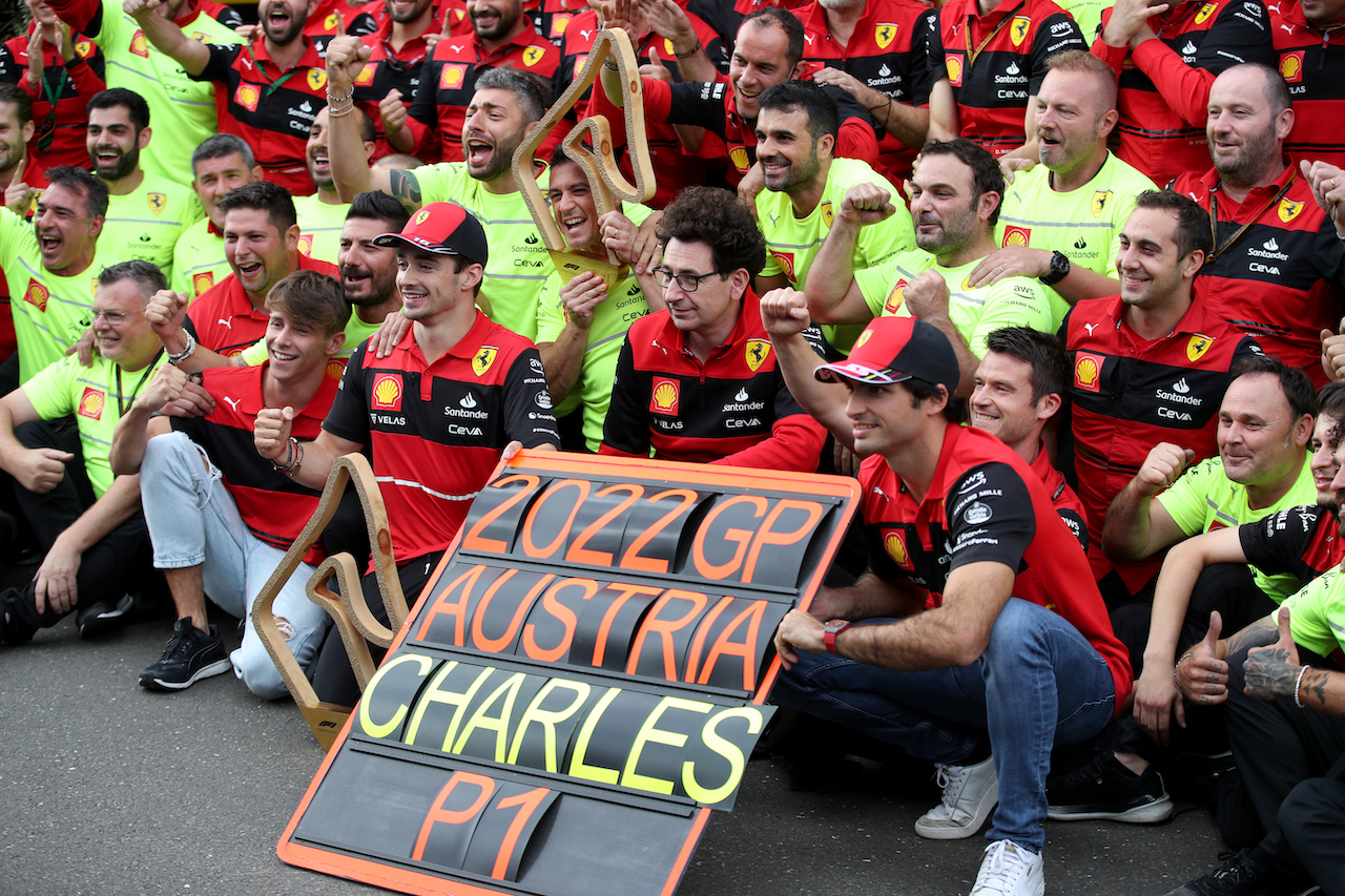 GP AUSTRIA, Gara winner Charles Leclerc (MON) Ferrari celebrates with brother Arthur Leclerc (FRA) Ferrari Academy Driver (Left), Mattia Binotto (ITA) Ferrari Team Principal; team mate Carlos Sainz Jr (ESP) Ferrari, e the team.
10.07.2022. Formula 1 World Championship, Rd 11, Austrian Grand Prix, Spielberg, Austria, Gara Day.
 - www.xpbimages.com, EMail: requests@xpbimages.com © Copyright: Coates / XPB Images