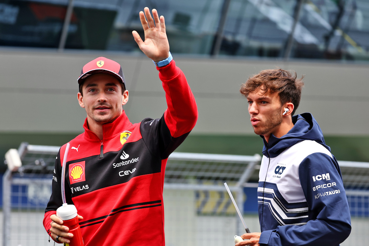 GP AUSTRIA, (L to R): Charles Leclerc (MON) Ferrari e Pierre Gasly (FRA) AlphaTauri on the drivers parade.
10.07.2022. Formula 1 World Championship, Rd 11, Austrian Grand Prix, Spielberg, Austria, Gara Day.
- www.xpbimages.com, EMail: requests@xpbimages.com © Copyright: Batchelor / XPB Images