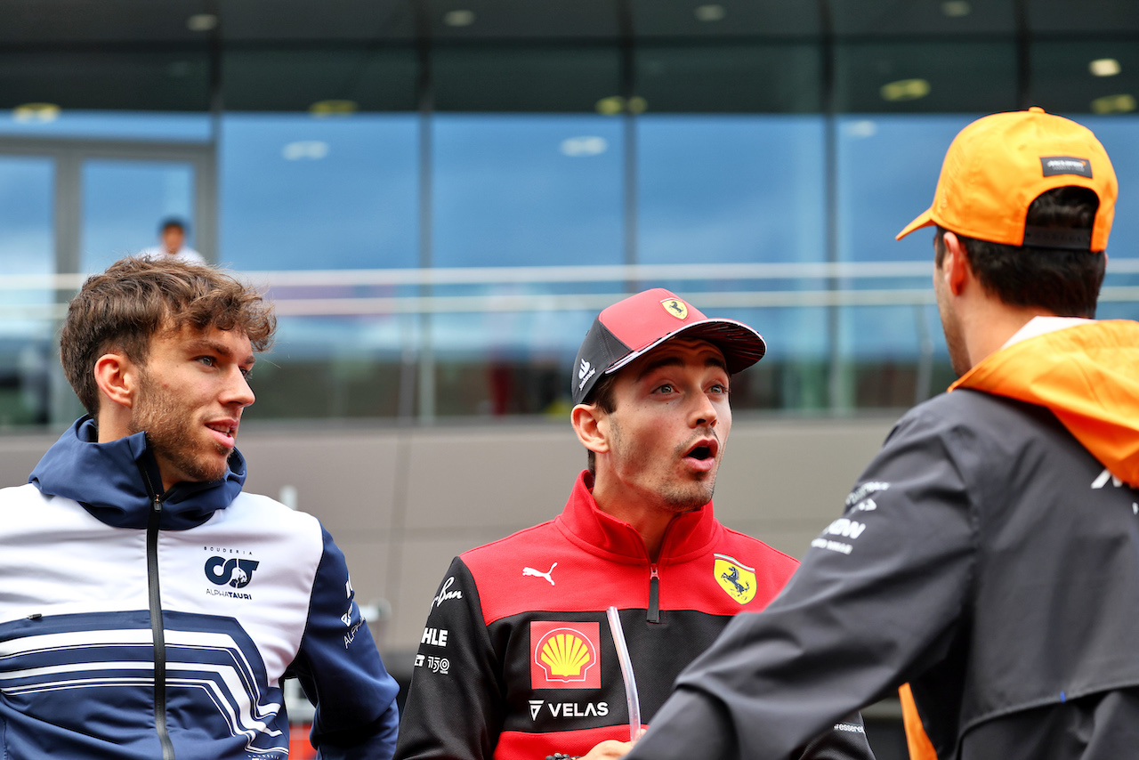 GP AUSTRIA, (L to R): Pierre Gasly (FRA) AlphaTauri with Charles Leclerc (MON) Ferrari e Daniel Ricciardo (AUS) McLaren on the drivers parade.
10.07.2022. Formula 1 World Championship, Rd 11, Austrian Grand Prix, Spielberg, Austria, Gara Day.
- www.xpbimages.com, EMail: requests@xpbimages.com © Copyright: Batchelor / XPB Images