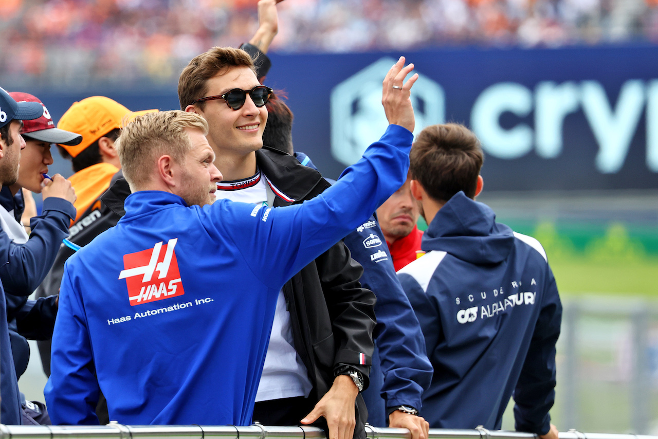 GP AUSTRIA, Kevin Magnussen (DEN) Haas F1 Team e George Russell (GBR) Mercedes AMG F1 on the drivers parade.
10.07.2022. Formula 1 World Championship, Rd 11, Austrian Grand Prix, Spielberg, Austria, Gara Day.
- www.xpbimages.com, EMail: requests@xpbimages.com © Copyright: Batchelor / XPB Images