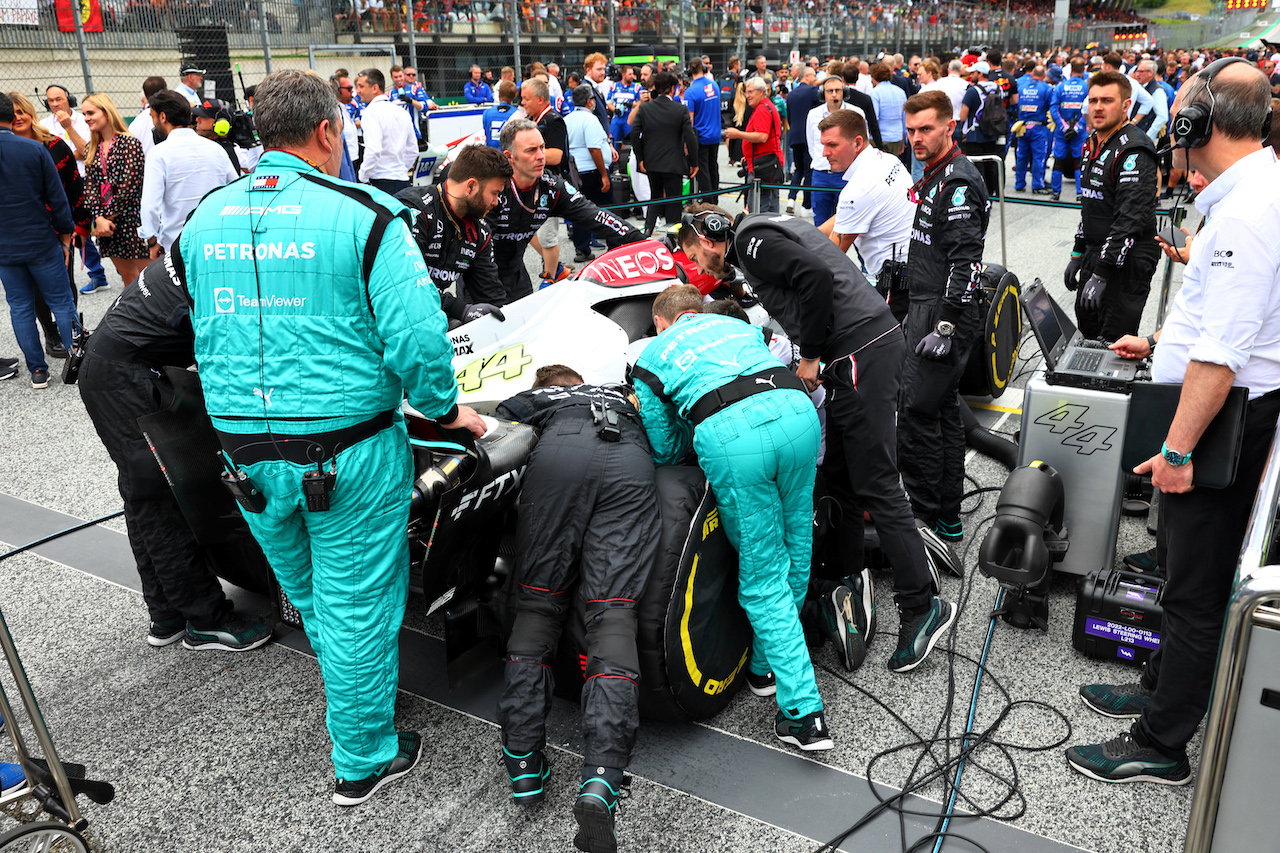 GP AUSTRIA, Lewis Hamilton (GBR) Mercedes AMG F1 W13 on the grid.
10.07.2022. Formula 1 World Championship, Rd 11, Austrian Grand Prix, Spielberg, Austria, Gara Day.
- www.xpbimages.com, EMail: requests@xpbimages.com © Copyright: Batchelor / XPB Images