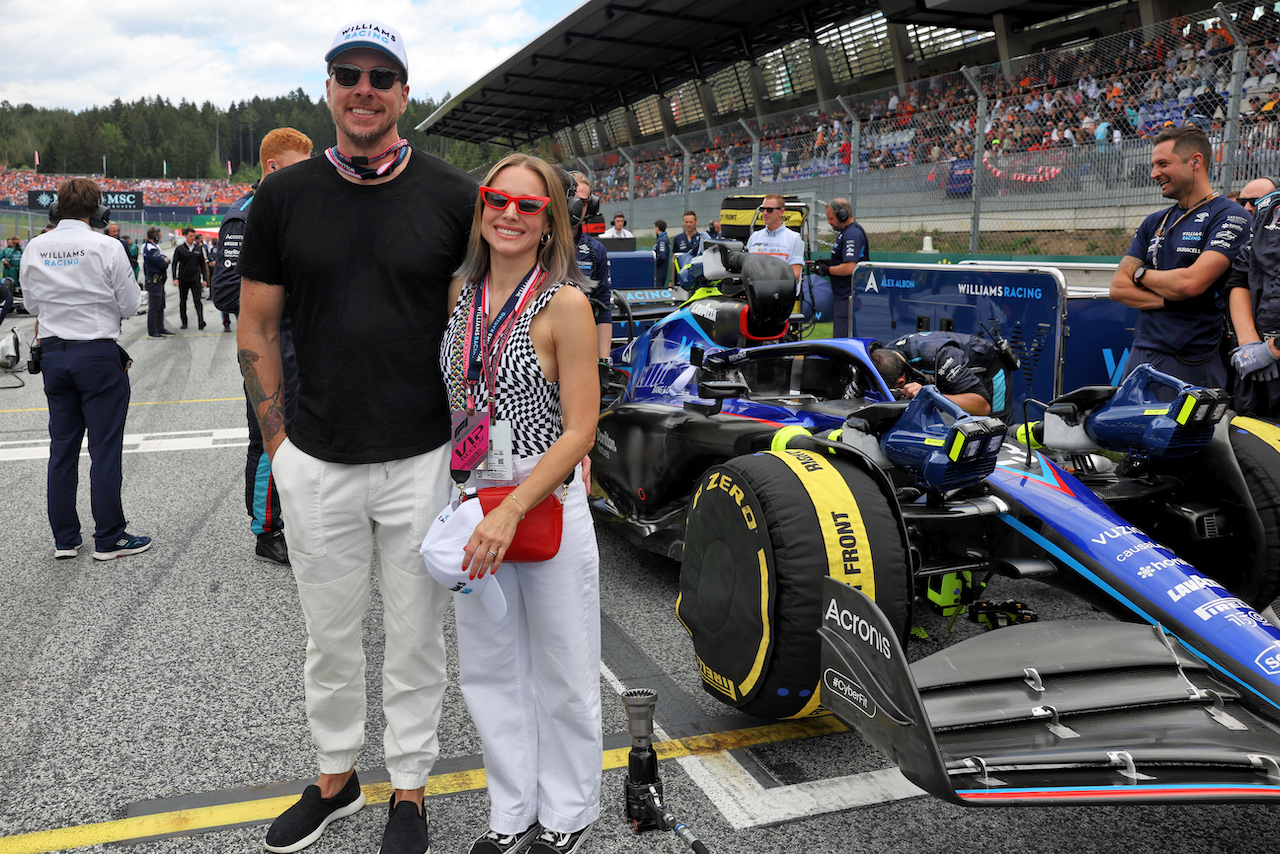 GP AUSTRIA, (L to R): Dax Shepard (USA) Actor with sua moglie Kristen Bell (USA) Actor, guests of Williams Racing, on the grid.
10.07.2022. Formula 1 World Championship, Rd 11, Austrian Grand Prix, Spielberg, Austria, Gara Day.
- www.xpbimages.com, EMail: requests@xpbimages.com © Copyright: Bearne / XPB Images