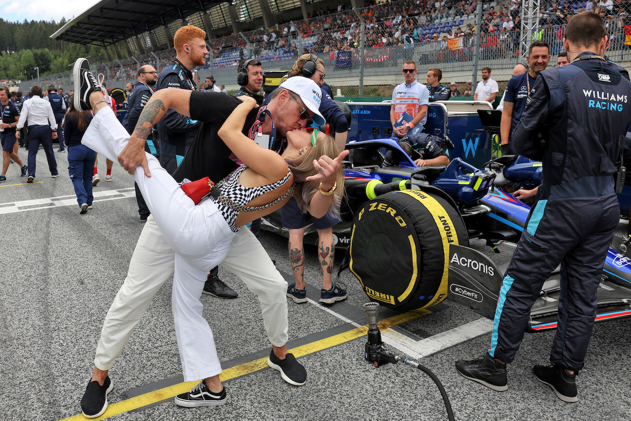 GP AUSTRIA, (L to R): Dax Shepard (USA) Actor with sua moglie Kristen Bell (USA) Actor, guests of Williams Racing, on the grid.
10.07.2022. Formula 1 World Championship, Rd 11, Austrian Grand Prix, Spielberg, Austria, Gara Day.
- www.xpbimages.com, EMail: requests@xpbimages.com © Copyright: Bearne / XPB Images