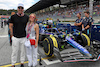 GP AUSTRIA, (L to R): Dax Shepard (USA) Actor with sua moglie Kristen Bell (USA) Actor, guests of Williams Racing, on the grid.
10.07.2022. Formula 1 World Championship, Rd 11, Austrian Grand Prix, Spielberg, Austria, Gara Day.
- www.xpbimages.com, EMail: requests@xpbimages.com © Copyright: Bearne / XPB Images