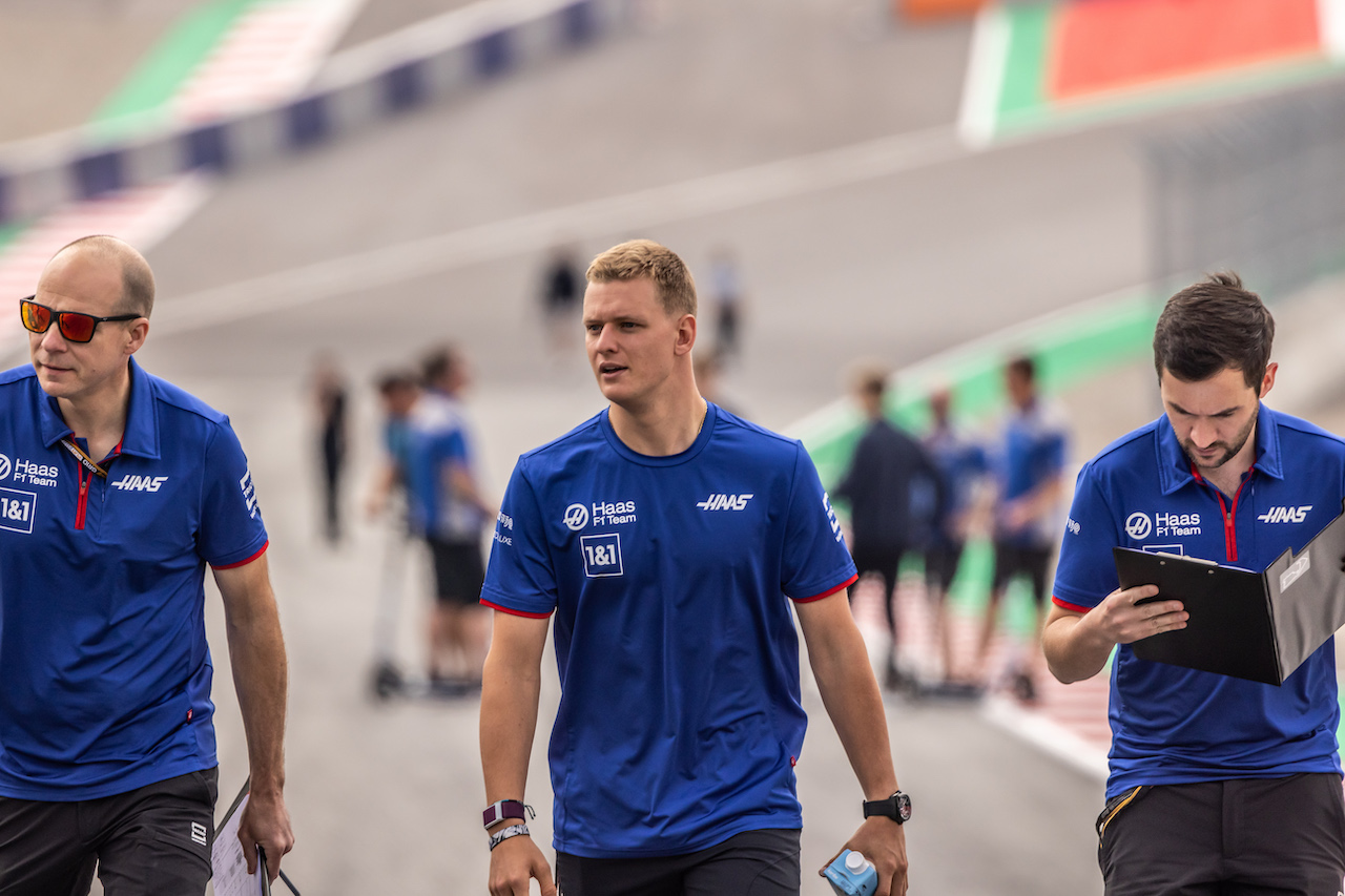 GP AUSTRIA, Mick Schumacher (GER) Haas F1 Team walks the circuit with the team.
07.07.2022. Formula 1 World Championship, Rd 11, Austrian Grand Prix, Spielberg, Austria, Preparation Day.
- www.xpbimages.com, EMail: requests@xpbimages.com © Copyright: Bearne / XPB Images