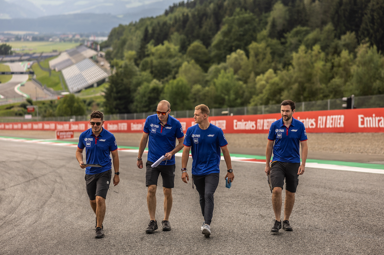 GP AUSTRIA, Mick Schumacher (GER) Haas F1 Team walks the circuit with the team.
07.07.2022. Formula 1 World Championship, Rd 11, Austrian Grand Prix, Spielberg, Austria, Preparation Day.
- www.xpbimages.com, EMail: requests@xpbimages.com © Copyright: Bearne / XPB Images