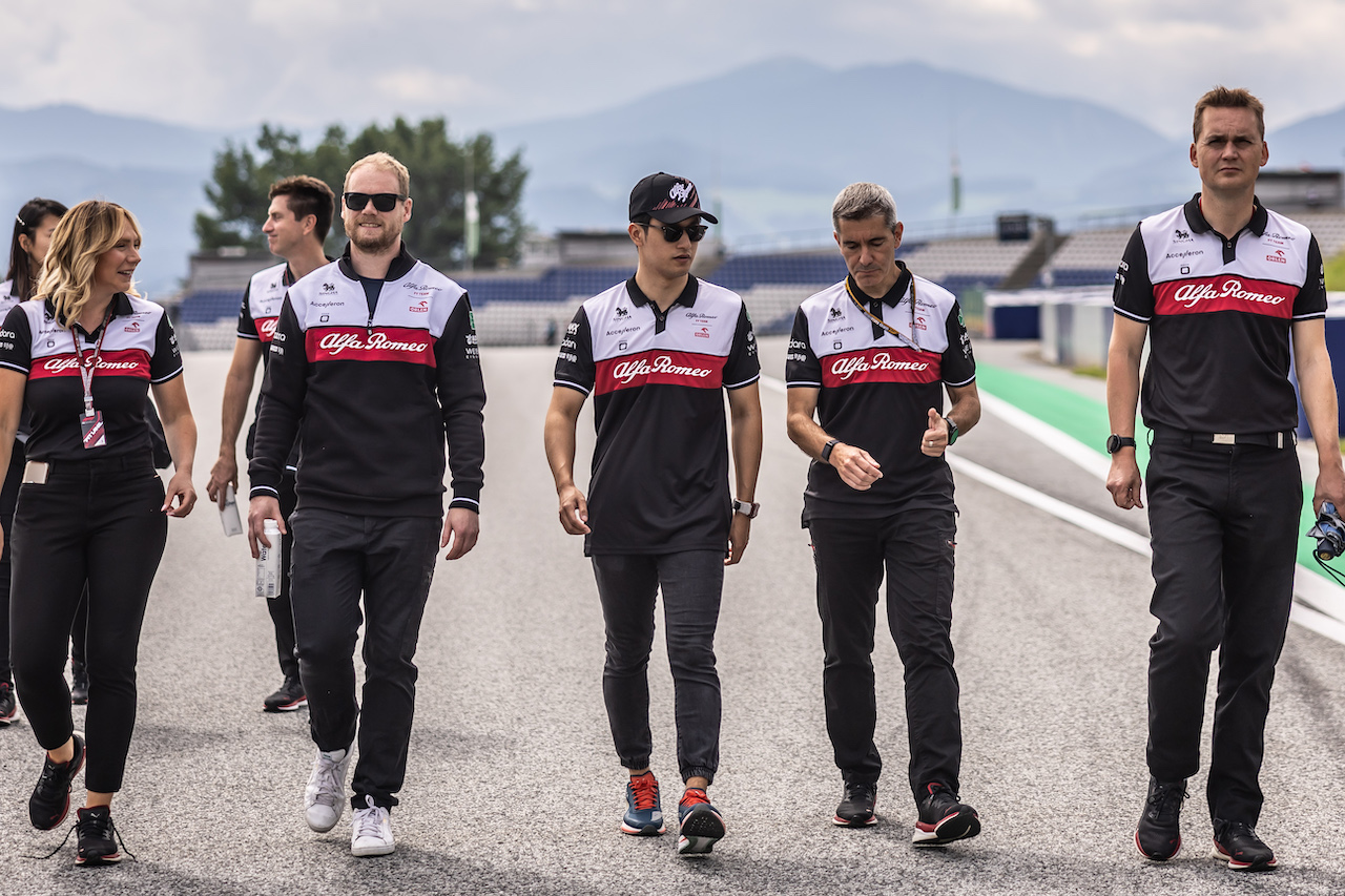 GP AUSTRIA, Guanyu Zhou (CHN) Alfa Romeo F1 Team walks the circuit with the team.
07.07.2022. Formula 1 World Championship, Rd 11, Austrian Grand Prix, Spielberg, Austria, Preparation Day.
- www.xpbimages.com, EMail: requests@xpbimages.com © Copyright: Bearne / XPB Images