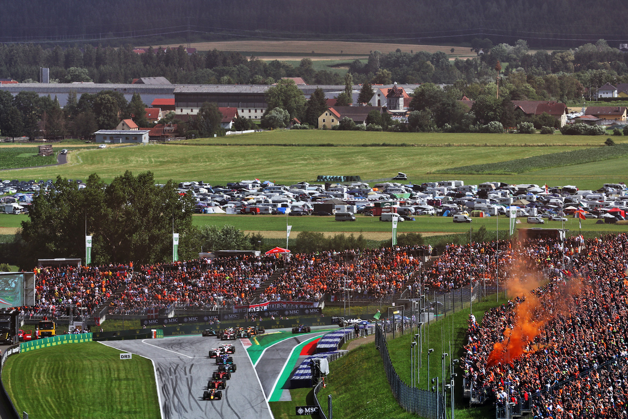 GP AUSTRIA, Max Verstappen (NLD) Red Bull Racing RB18 davanti a at the partenza.
09.07.2022. Formula 1 World Championship, Rd 11, Austrian Grand Prix, Spielberg, Austria, Sprint Day.
- www.xpbimages.com, EMail: requests@xpbimages.com © Copyright: Batchelor / XPB Images