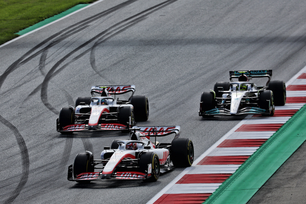 GP AUSTRIA, (L to R): Kevin Magnussen (DEN) Haas VF-22 davanti a Mick Schumacher (GER) Haas VF-22 e Lewis Hamilton (GBR) Mercedes AMG F1 W13.
09.07.2022. Formula 1 World Championship, Rd 11, Austrian Grand Prix, Spielberg, Austria, Sprint Day.
- www.xpbimages.com, EMail: requests@xpbimages.com © Copyright: Bearne / XPB Images