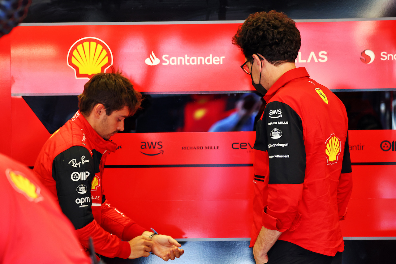GP AUSTRIA, (L to R): Charles Leclerc (MON) Ferrari e Mattia Binotto (ITA) Ferrari Team Principal.
08.07.2022. Formula 1 World Championship, Rd 11, Austrian Grand Prix, Spielberg, Austria, Qualifiche Day.
- www.xpbimages.com, EMail: requests@xpbimages.com © Copyright: Batchelor / XPB Images