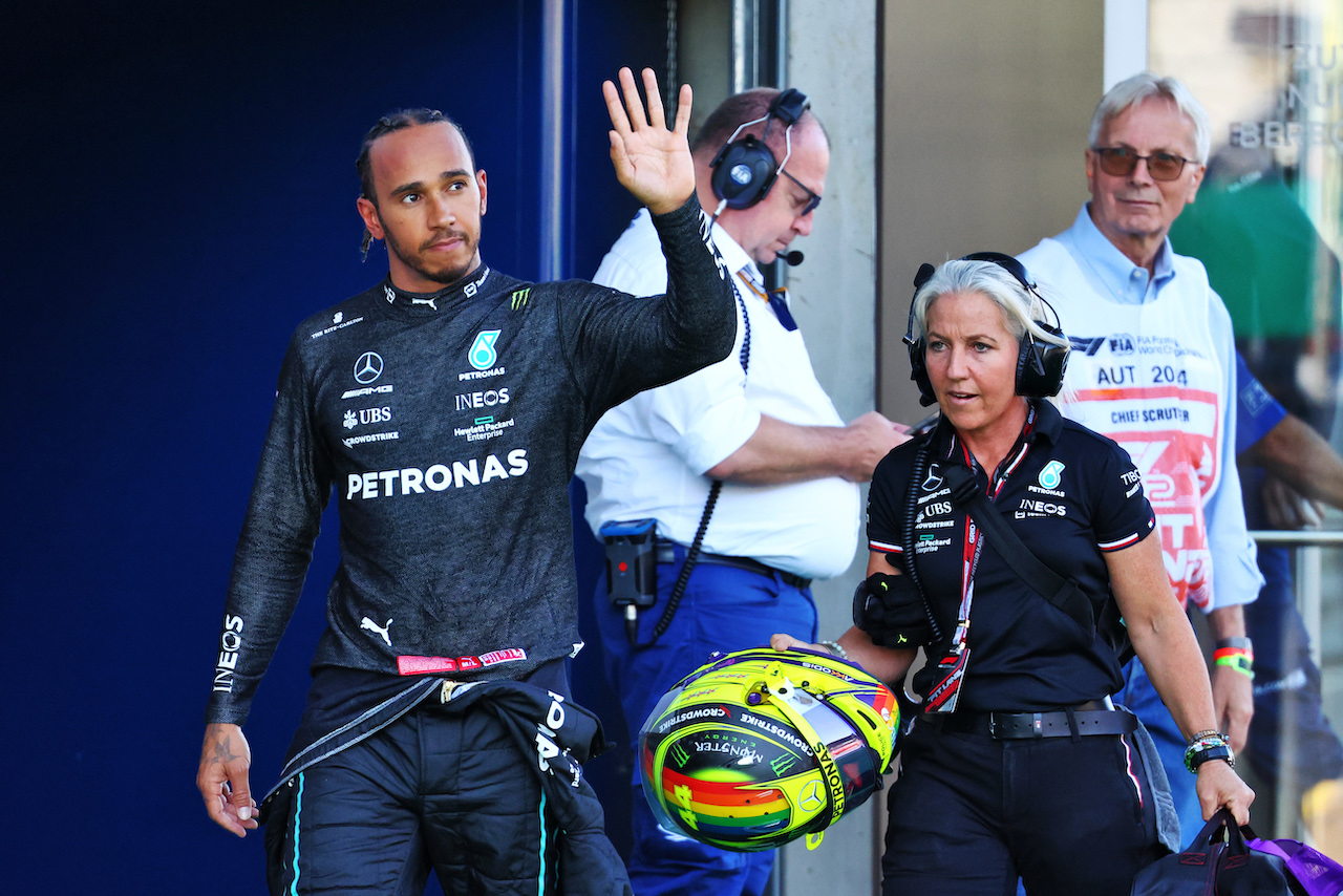 GP AUSTRIA, Lewis Hamilton (GBR) Mercedes AMG F1 e Angela Cullen (NZL) Mercedes AMG F1 Physiotherapist.
08.07.2022. Formula 1 World Championship, Rd 11, Austrian Grand Prix, Spielberg, Austria, Qualifiche Day.
- www.xpbimages.com, EMail: requests@xpbimages.com © Copyright: Batchelor / XPB Images