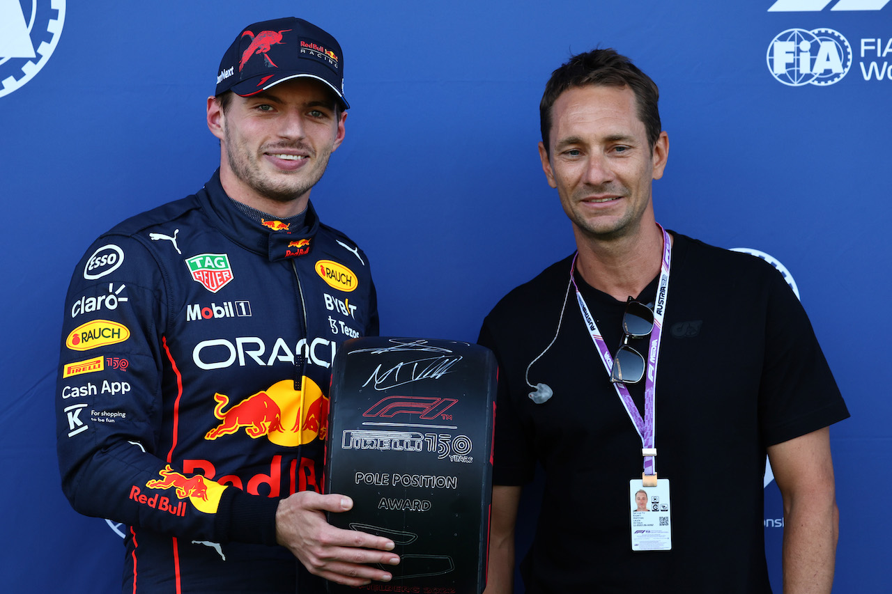 GP AUSTRIA, Max Verstappen (NLD) Red Bull Racing RB18 with 
Mathias Lauda (AUT) Servus TV Presenter.
08.07.2022. Formula 1 World Championship, Rd 11, Austrian Grand Prix, Spielberg, Austria, Qualifiche Day.
- www.xpbimages.com, EMail: requests@xpbimages.com ¬© Copyright: Batchelor / XPB Images