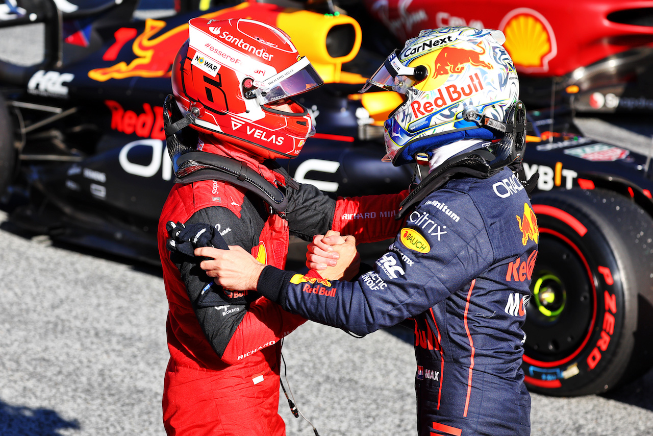 GP AUSTRIA, Max Verstappen (NLD) Red Bull Racing (Right) celebrates being fastest in qualifying in parc ferme with Charles Leclerc (MON) Ferrari.
08.07.2022. Formula 1 World Championship, Rd 11, Austrian Grand Prix, Spielberg, Austria, Qualifiche Day.
- www.xpbimages.com, EMail: requests@xpbimages.com © Copyright: Batchelor / XPB Images